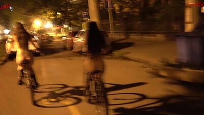 Езда на велосипеде голышом по улицам города