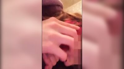 Сосет член и разговаривает с ее мужем