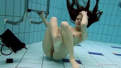 Kristy в прозрачном платье под водой