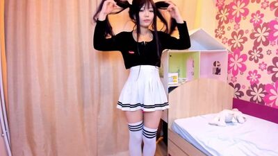 Грудастая кореянка Jumi показывает большие сиськи и задницу