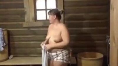 Полненькая русская любительница писает и моется в любительском видео