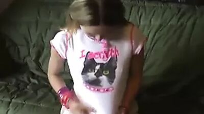 Крошечная тинка Kitty в симпатичной маленькой розовой юбке