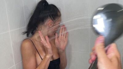 Что ты одна в душ собралась?