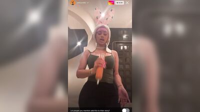 Голая Cardi B