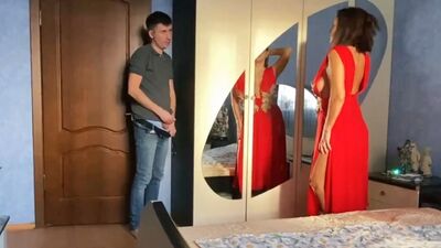 Русская зрелая мачеха Алина Туманова увидела Пасынка, когда он дрочил на неё и страстно потрахалась. Инцест Минет Russian Incest